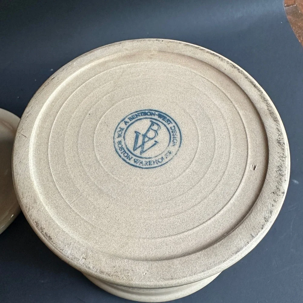 Boston Warehouse Garlic Cellar Bentson-West Design Tan Stoneware Vented Crock